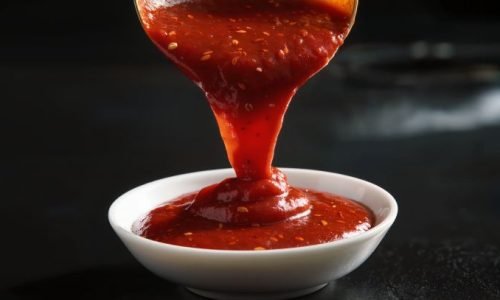 O molho Sriracha é hoje um dos condimentos picantes mais populares do mundo, conhecido pela sua combinação única de picância, doçura e acidez.