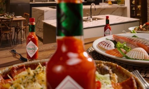 O molho Tabasco é um dos condimentos picantes mais famosos do mundo, reconhecido pelo seu sabor intenso, acidez equilibrada e picância característica.