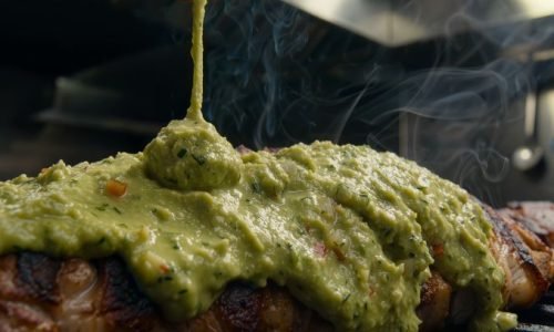 O molho Guasacaca é um dos condimentos mais emblemáticos da culinária venezuelana
